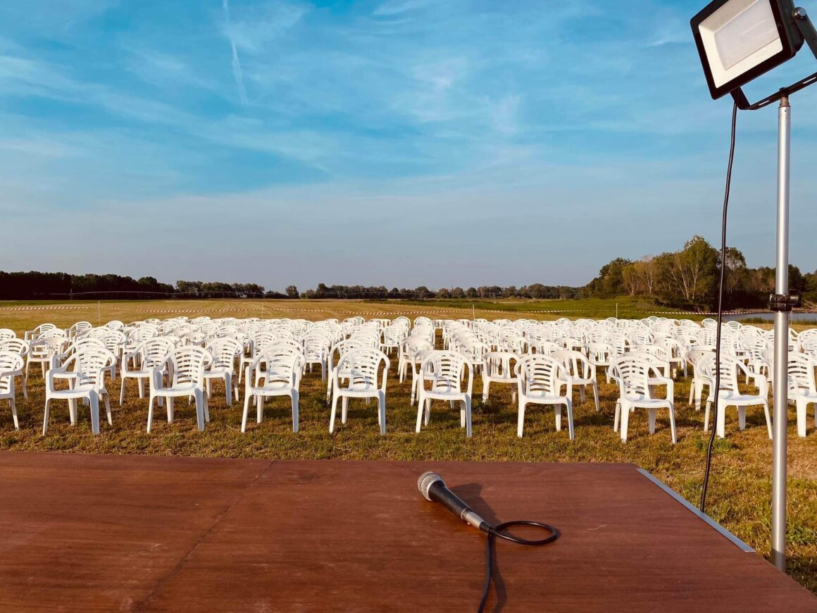 “Tutti vivi”: voci oltre la nebbia